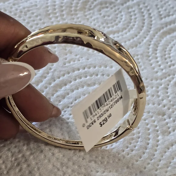 Macy's Elegant Gold-Tone Bracelet Women New - Picture 5 of 9